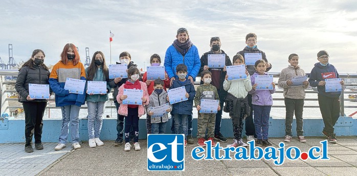 El grupo de estudiantes de San Esteban, ganadores del Concurso Pictórico ‘Mes del Mar y las Glorias Navales’ desarrollado por el municipio, viajó hasta la ciudad de San Antonio.