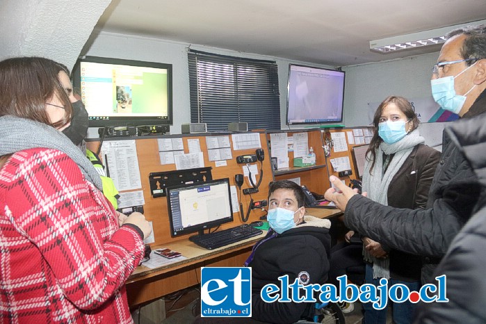 Parte del recorrido por las dependencias de la Municipalidad de Quilicura, fue conocer la central de cámaras de televigilancia y de consultas de un número telefónico propio que tiene dicha comuna de la capital para recibir denuncias sobre emergencias.