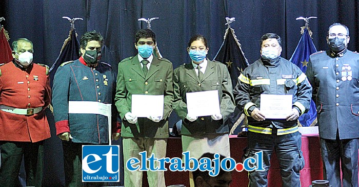 FELICIDADES.- Especial homenaje hicieron las autoridades a los bomberos en su Día. Cada día más jóvenes ingresan a esta noble institución.