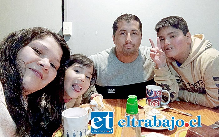 EN FAMILIA.- De izquierda a derecha su esposa Victoria Gutiérrez Yaupe, su hija Emilia Silva Gutiérrez, el premiado Armando Silva Salas, y su hijo Marcial Silva Gutiérrez.