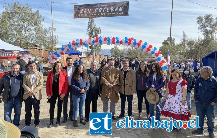 Autoridades locales y regionales, además del ministro de Agricultura, en la celebración regional del Día del Campesino realizada en San Esteban.