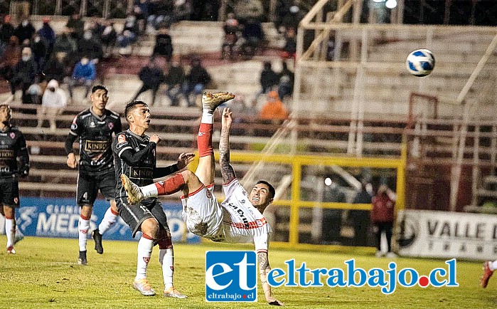 El atacante Jean Paul Pineda anotó un golazo de ‘Chilena’. (Foto: Jorge Ampuero)