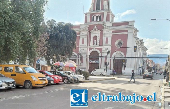 En pleno centro de San Felipe y a mano armada, delincuentes intentaron asaltar a un padre con su hijo para quitarles el auto.