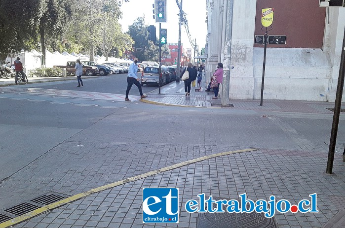 En la intersección de las calles Coimas y Prat se está constantemente percibiendo un olor muy intenso y repugnante, lo que se arrastra desde hace ya un buen tiempo, pero hasta ahora no hay solución.