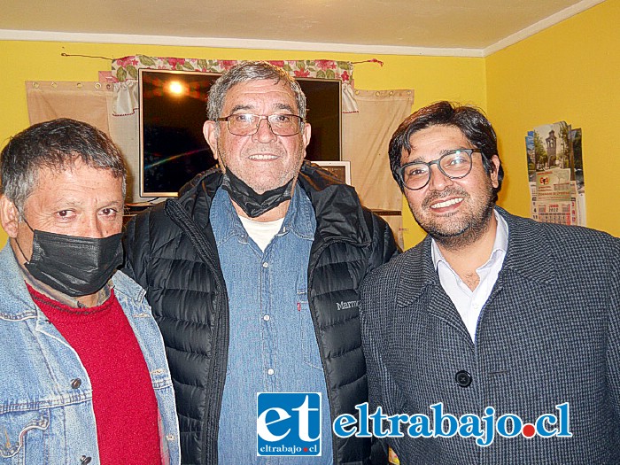 El administrador municipal, abogado Hernán Herrera Caballero (derecha), junto a la directiva de la junta de vecinos Alberto Hurtado.