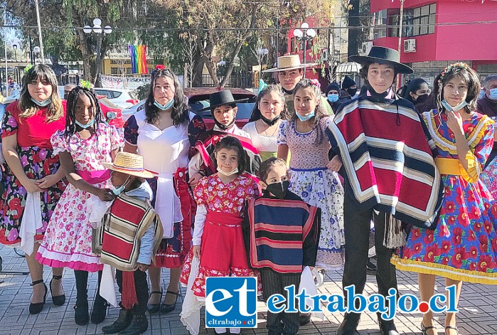 HUELE A FIESTAS PATRIAS.- Este contingente de bailarines posan para las cámaras de Diario El Trabajo en la Plaza de Armas.