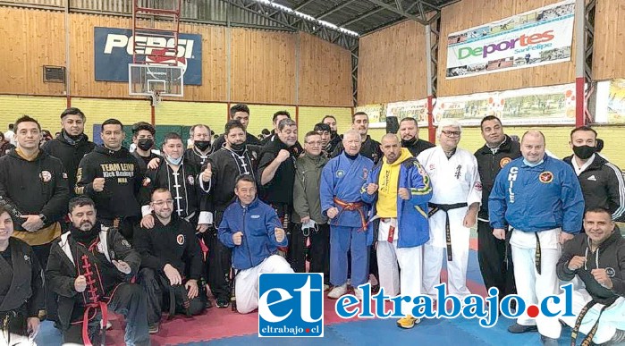 Acá vemos a todos los maestros cinturones negros de distintas academias de karate, participantes de este torneo nacional desarrollado en la sala múltiple Samuel Tapia Guerrero.