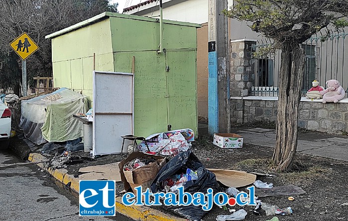 PÉSIMA POSTAL.- Esta es la triste postal frente a la Escuela Buen Pastor en Avenida Yungay, desde hace varios meses esta situación sólo ha empeorado cada día.