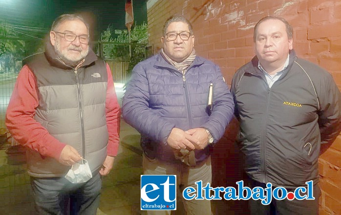 De izquierda a derecha Eduardo Muñoz, de Ataxcoa; Claudio Pantoja, presidente de Villa Curimón 2; y Domingo Bermúdez Leiva, representante y presidente de línea de taxis Ataxcoa San Felipe-Los Andes.