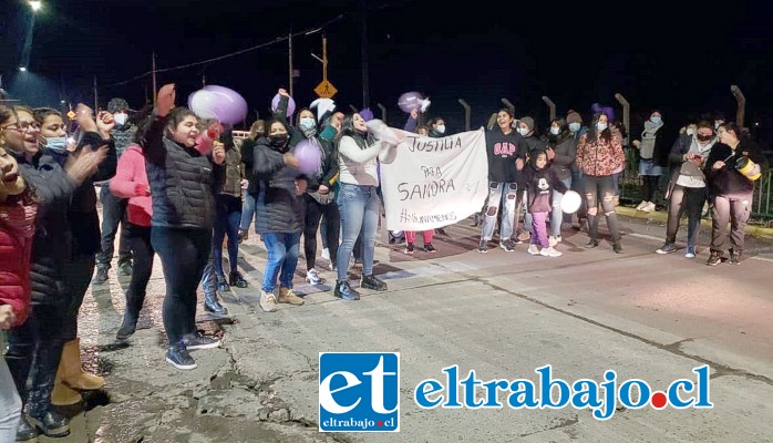 Mujeres de todas las edades con globos y pancartas, salieron a protestar, no importando el frío, para que se haga justicia por su amiga Sandra.