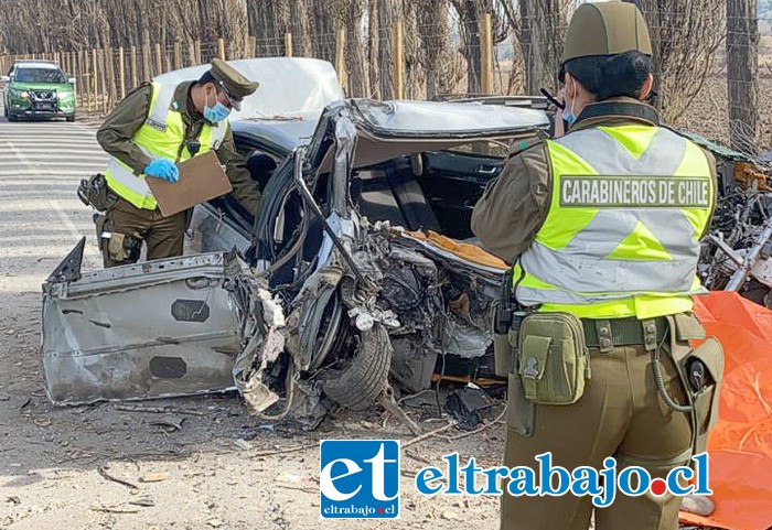 Personal de la SIAT de Carabineros realiza las pericias respectivas para establecer la causa de esta tragedia.