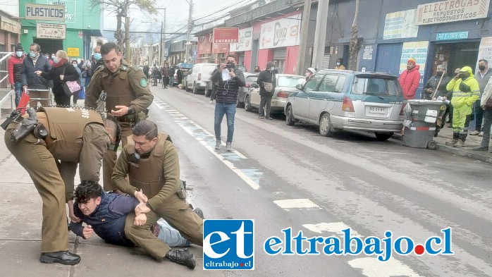 Carabineros deteniendo a uno de los delincuentes que ingresaron a la sucursal de Movistar.