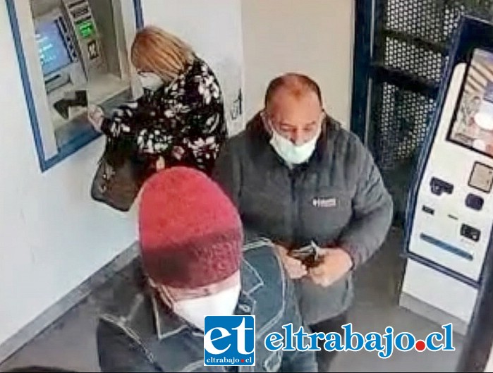 ¡Se buscan! Acá los dos antisociales una vez que logran su cometido se retiran del cajero.