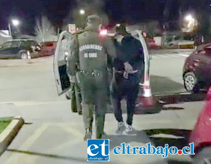 Dos delincuentes fueron detenidos tras asaltar a un hombre en el Homecenter Sodimac.