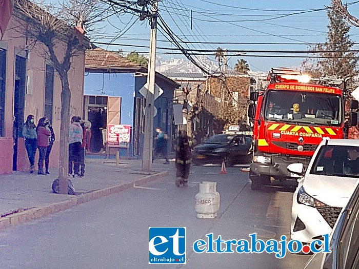 Personal de Bomberos en la intersección de Santo Domingo con Navarro, donde se registró un fuerte olor cuyo origen no pudo ser determinado.