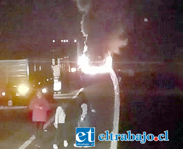 Camión que transportaba carga peligrosa se incendió en la autopista Los Andes.