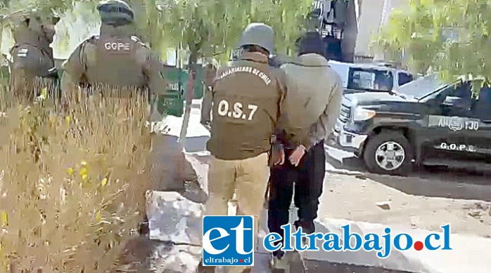 Cuatro detenidos y más de un centenar de papelillos con pasta base de cocaína logró incautar personas del OS7 en la Villa El Totoral.