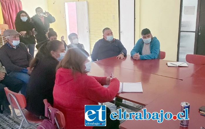 Los dirigentes vecinales presentes en la reunión.