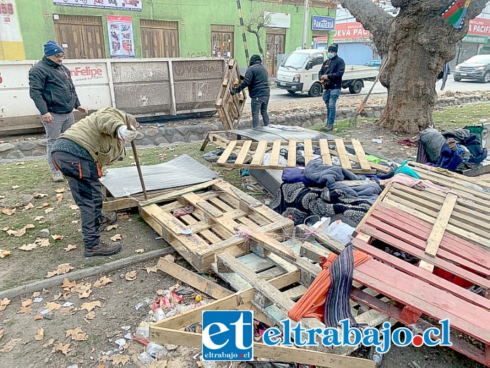 Equipos municipales trabajando en la erradicación del ruco en la alameda Chacabuco.