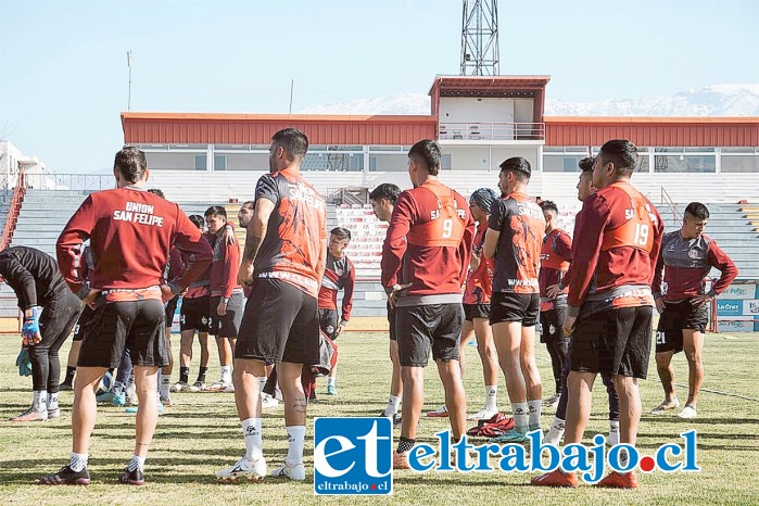 El equipo albirrojo durante una práctica realizada en el estadio Municipal.