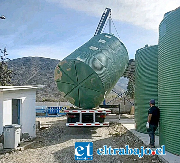 Con sumo cuidado proceden a descargar el estanque de 40 mil litros, lo que les permitirá almacenar alrededor de 400 mil litros de agua clorada.