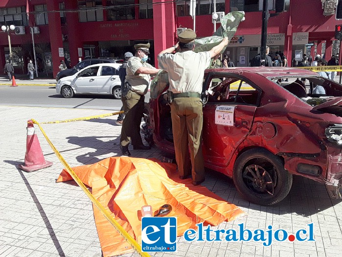 Como suele hacerlo en los accidentes de tránsito reales con fallecidos, Carabineros cubre los cuerpos y adopta el procedimiento de rigor.