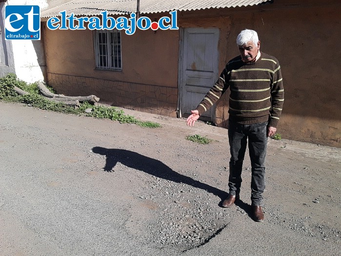 Don Baltazar Reyes nos muestra el estado de la calle Los Guindos.