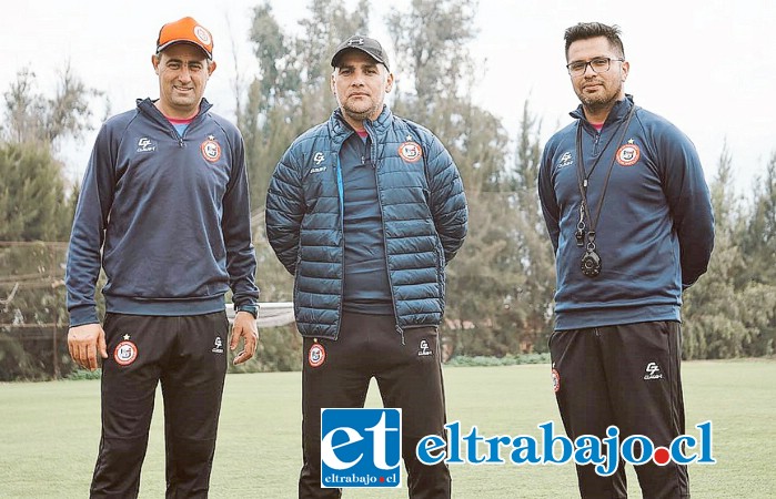 Nicolás Suárez junto a dos de sus asesores en la tremenda tarea por llevar al Uní a la A.