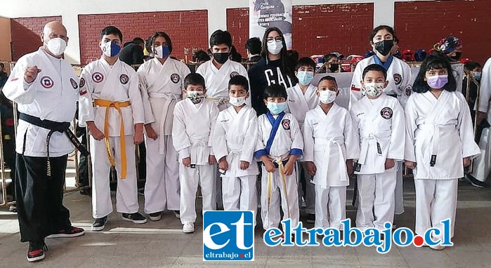 El maestro Víctor Caballero con algunos de sus alumnos.