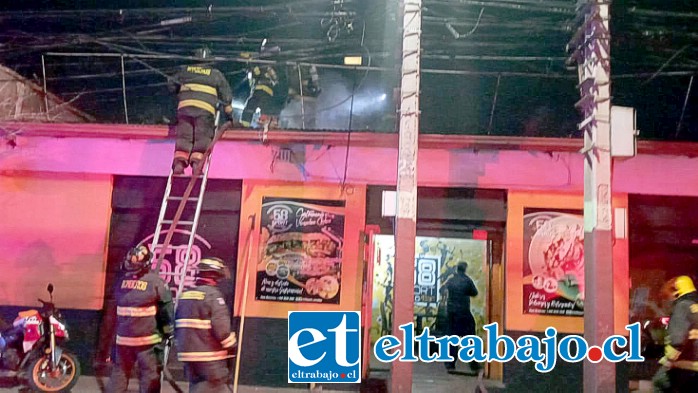 Bomberos en plena faena de combate del incendio de restorán +58 ubicado en Avenida Yungay, entre Prat y Merced.