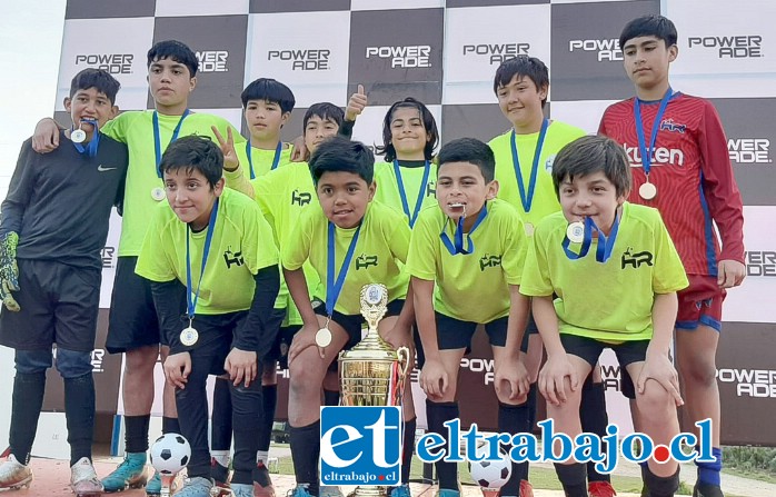 Los campeones posando con sus medallas y la tan ansiada copa.