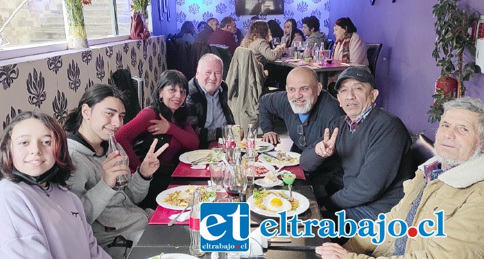 DESPEDIDA OFICIAL.- Acá vemos cómo despidieron al comunicador con un ameno almuerzo, iniciativa de la SECH Aconcagua.