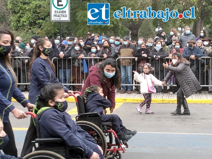 Docentes se lucieron desfilando junto a sus estudiantes.