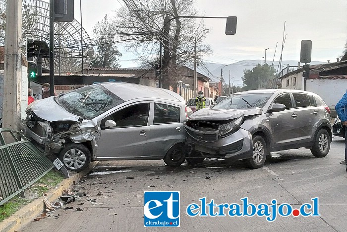 Sobre la vereda quedó uno de los vehículos involucrados en este accidente.