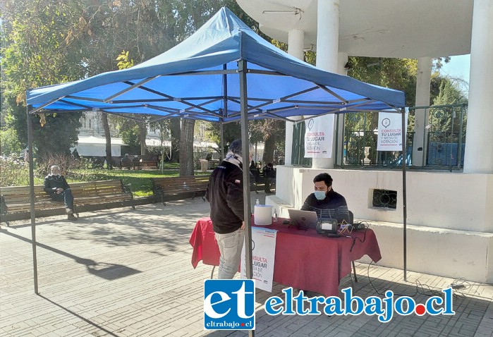 En la Plaza de Armas se dispuso del módulo para que las personas que no tengan acceso a internet puedan consultar su información electoral.