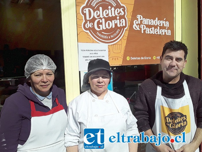 La familia de ‘Deleites de Gloria’, que por iniciativa propia tiene el descuento del 10% para los adultos mayores, presentando su carné. Están ubicados en Santo Domingo frente al ex Liceo de Hombres.