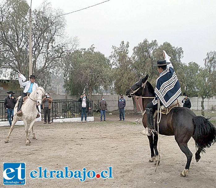 Con una cueca a caballo los vecinos del sector 21 de Mayo finalizaron la el tradicional desfile de aniversario.