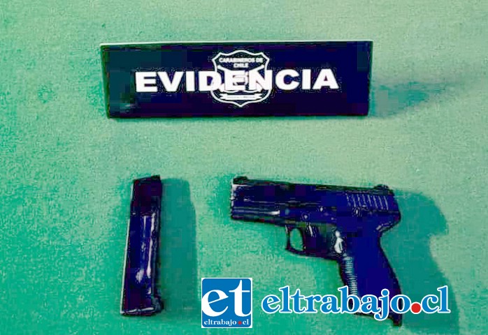 Esta fue el arma a fogueo que fue encontrada por Carabineros al interior del vehículo.