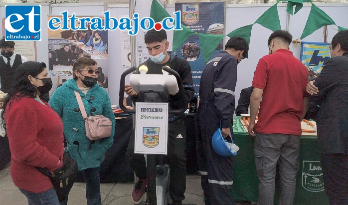 Esta es la bicicleta que genera electricidad al pedalear que exhibieron estudiantes del Liceo Manuel Marín Fritis.