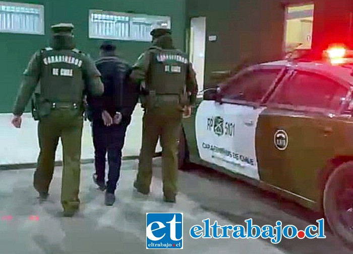 El imputado es trasladado por Carabineros una vez que fue detenido.