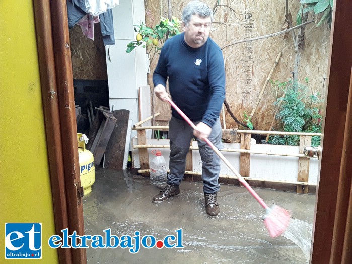 Con desesperación Rubén Sandoval intenta sacar el agua de su patio, agregando que lamentablemente logró ingresar a su casa, específicamente al baño y una de las habitaciones, causando daños en ropero y lavadora.