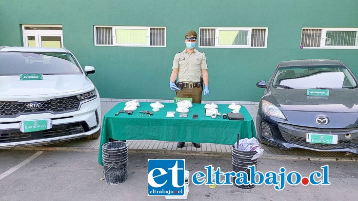 El operativo permitió la detención de cuatro personas y la incautación de más de cinco kilos de pasta base de cocaína, dos automóviles y dos armas de fuego.