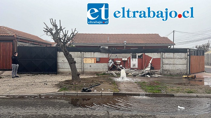 El grifo dañado junto con las panderetas del inmueble donde por fortuna no había moradores.