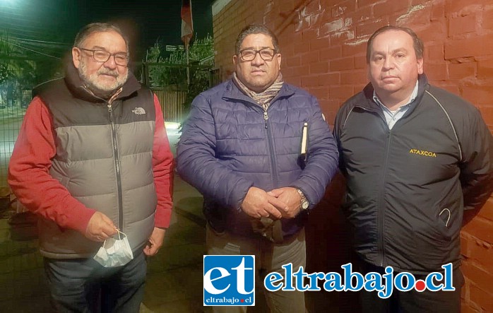 Al centro el dirigente vecinal Claudio Pantoja flanqueado por los dirigentes de Ataxcoa, Eduardo Muñoz (izquierda), y el presidente Domingo Bermúdez Leiva.