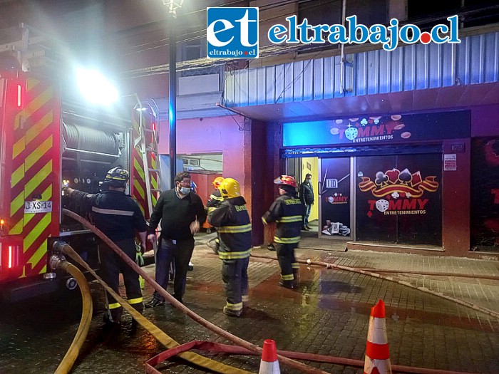 Los voluntarios conectando las mangueras para combatir el fuego. (Foto Gabriel Orellana)