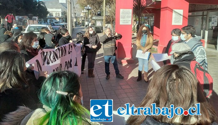 Administrador Municipal, Hernán Herrera, junto a la directora del DAEM, Natalia Leiva, dialogaron con los asociados en Afesan.