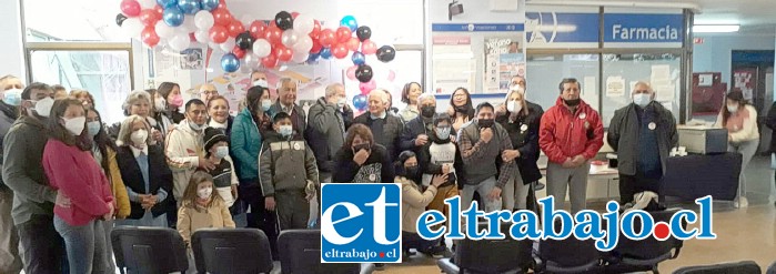 Todos los participantes de esta ceremonia juntos posando para la posteridad.