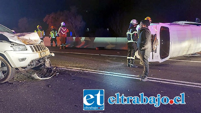 Acá el furgón a la derecha de la imagen, cuya conductora, según Carabineros, habría efectuado una maniobra de adelantamiento. A la izquierda el tercer vehículo involucrado, un Jeep Cherokee.