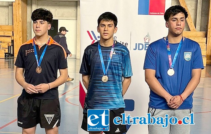 Bastián Lucero, al centro, se hizo de todos los honores en el tenis de mesa U18.