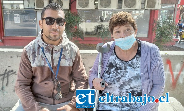 Ronald Olivares, organizador de la actividad, junto a la vecina Lilian Luco que requiere de la solidaridad sanfelipeña.